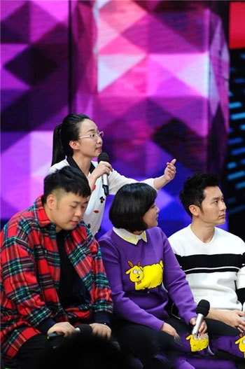 谢娜《快乐大本营》遭遇生子逼问 面露尴尬