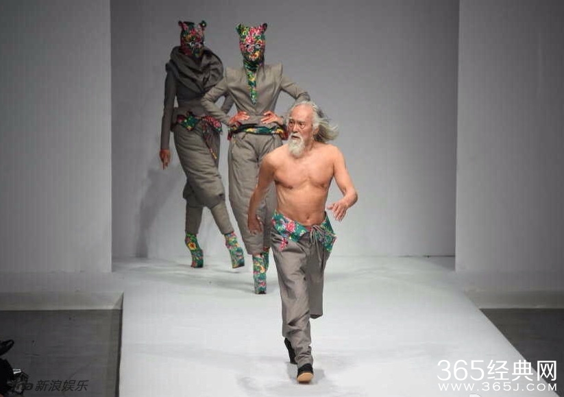 北京798艺术中心79岁王德顺T台走秀 光膀霸气豪爽重返20岁