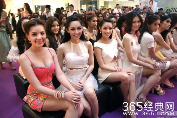 2015泰国变性人选美大赛开幕 人妖爆乳争夺冠军高清图片