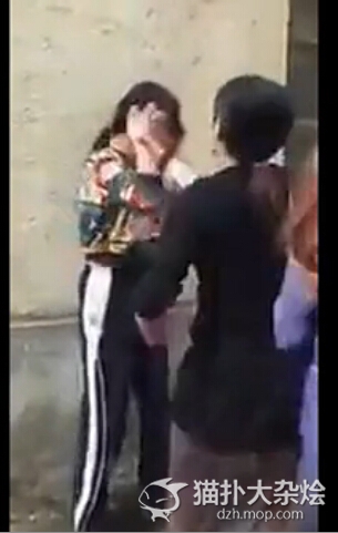 实拍女学生被同学集体扇巴掌用脚踢 仍不忘整理自己的发型