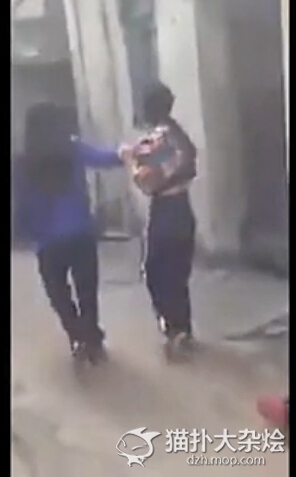 实拍女学生被同学集体扇巴掌用脚踢 仍不忘整理自己的发型