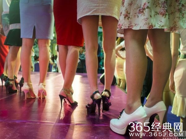 2015泰国变性人选美大赛开幕 人妖爆乳争夺冠军高清图片