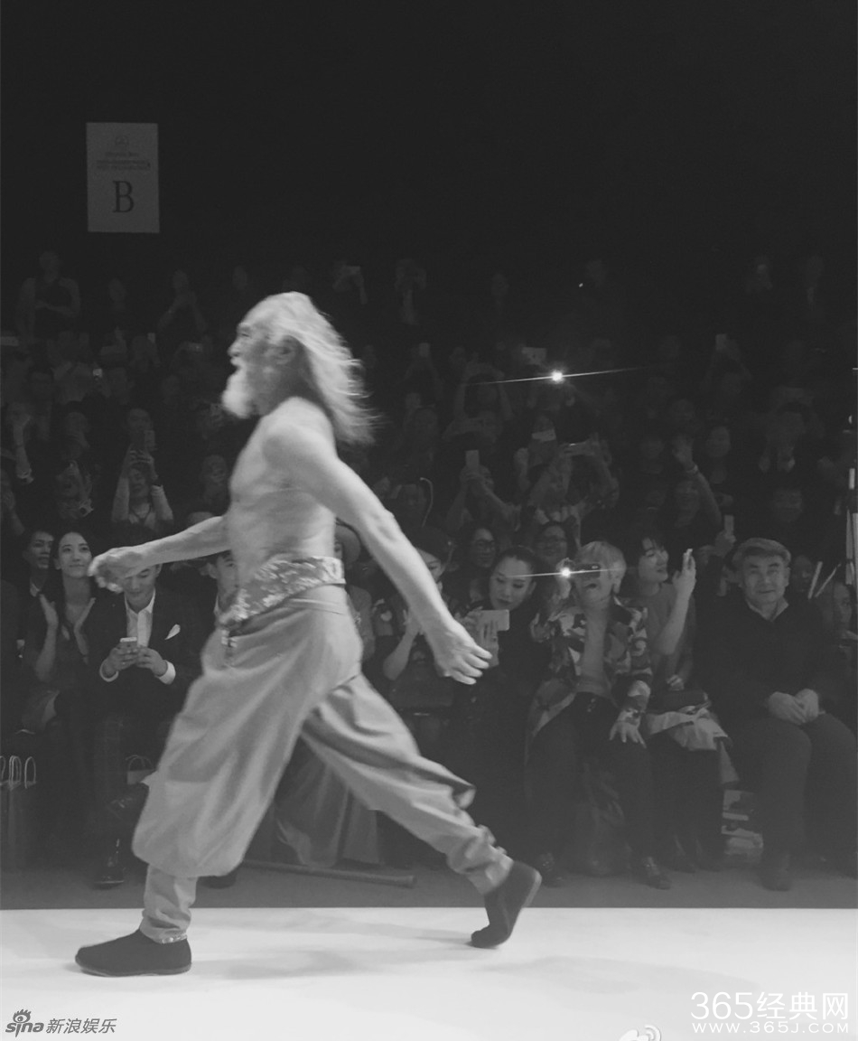 北京798艺术中心79岁王德顺T台走秀 光膀霸气豪爽重返20岁