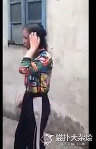 实拍女学生被同学集体扇巴掌用脚踢 仍不忘整理自己的发型