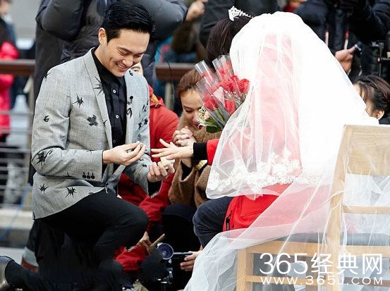 一路上有你张智霖首尔求婚袁咏仪现场视频曝光_袁咏仪感动落泪_365经典网