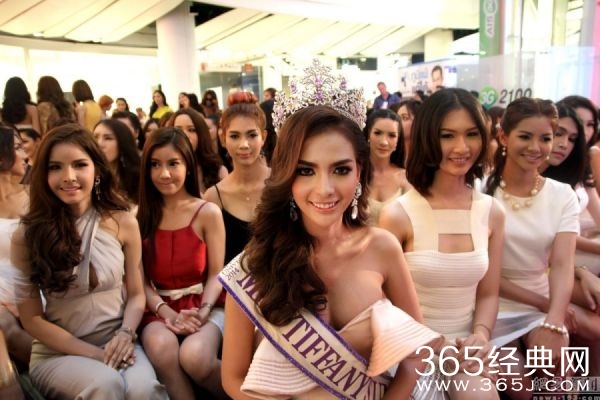2015泰国变性人选美大赛开幕 人妖爆乳争夺冠军高清图片