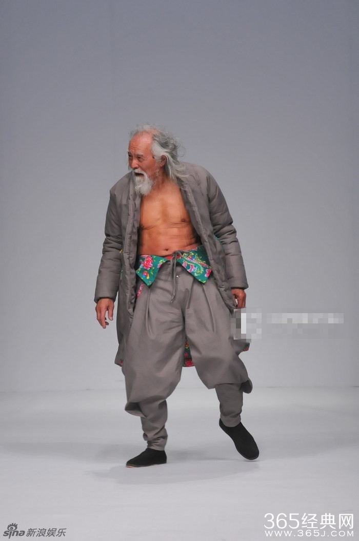 北京798艺术中心79岁王德顺T台走秀 光膀霸气豪爽重返20岁