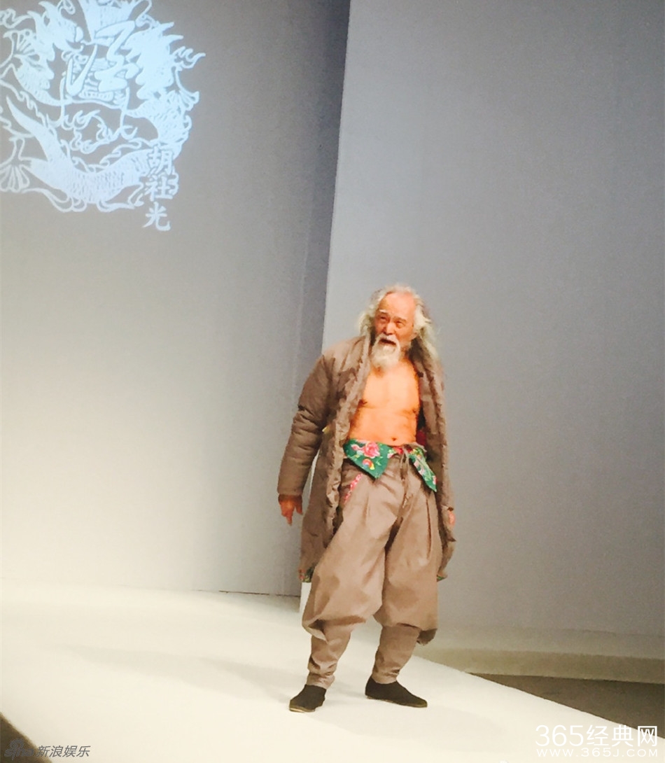 北京798艺术中心79岁王德顺T台走秀 光膀霸气豪爽重返20岁