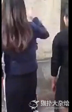 实拍女学生被同学集体扇巴掌用脚踢 仍不忘整理自己的发型