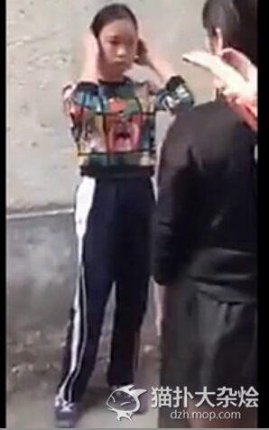 实拍女学生被同学集体扇巴掌用脚踢 仍不忘整理自己的发型