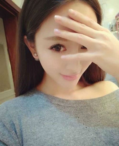 史上最美空姐“哥有钱”玩战骰连胜爆红 被称“骰仙”网络爆红图片