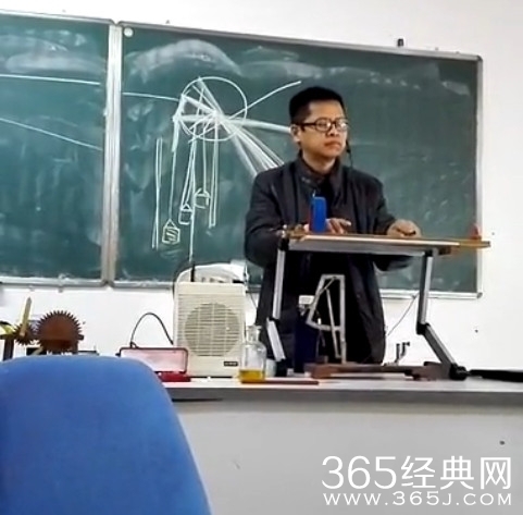别人家的物理老师！铜线磁铁弹奏《菊花台》视频欣赏图片