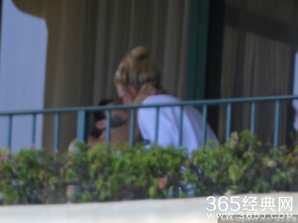 34岁小甜甜布兰妮与男友度假 阳台激情亲热照曝光