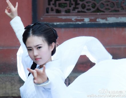 博主“喋喋咿呀”真实身份及个人资料 武汉体育学院美女COS小龙女