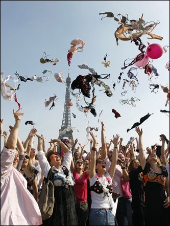 法国女性空中抛撒内衣 呼吁关注乳腺癌