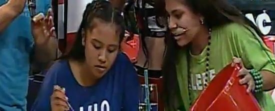 秘鲁综艺节目女生吃蟑螂