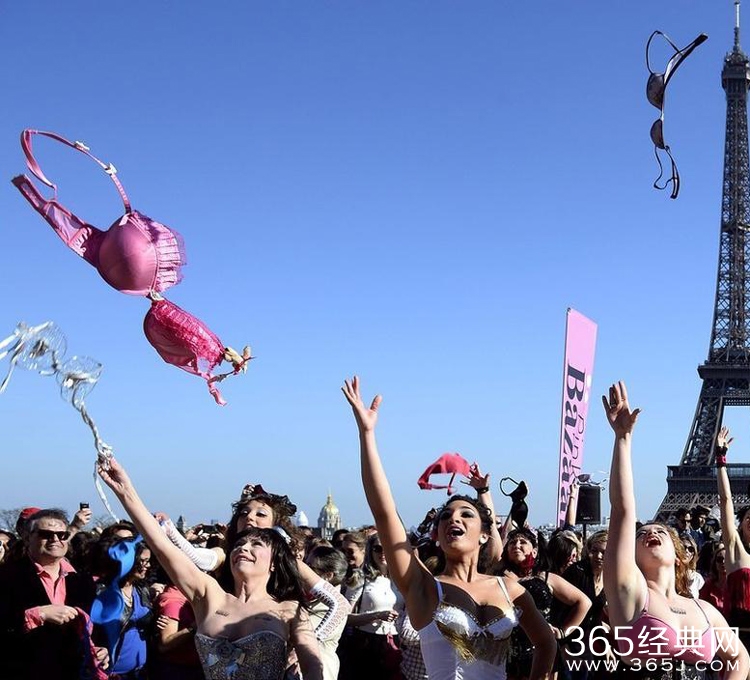 法国女性空中抛撒内衣 呼吁关注乳腺癌