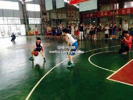 12岁篮球小萝莉范蕊雅球技惊人 范蕊雅个人资料照片