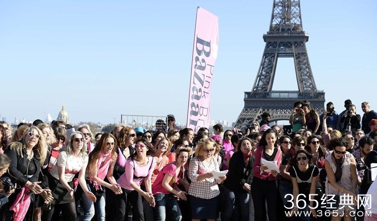 法国女性空中抛撒内衣 呼吁关注乳腺癌