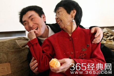 26岁小伙苦恋62岁已婚老太被甩 穷追猛打不放弃