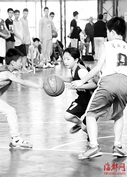 12岁四川女“乔丹” “戏耍”男生视频爆红