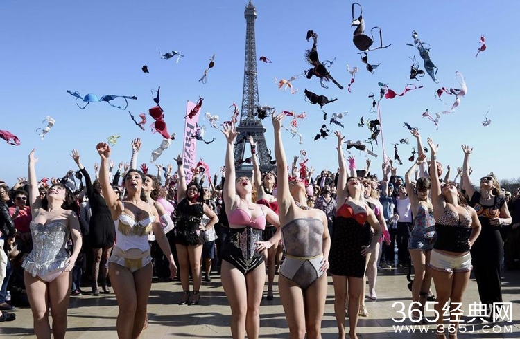 法国女性空中抛撒内衣 呼吁关注乳腺癌