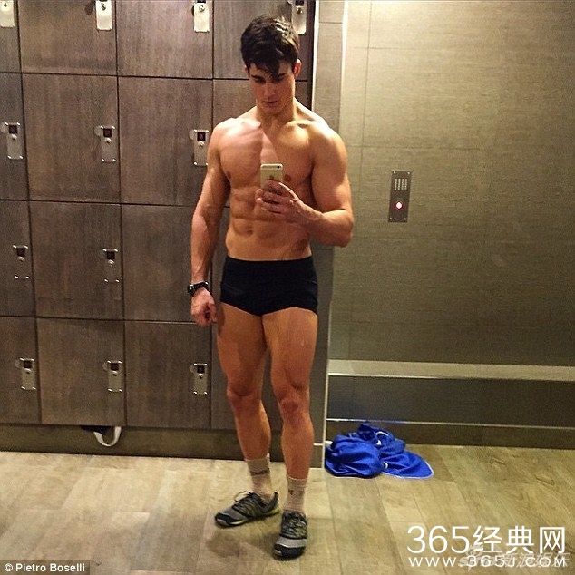 “最帅数学老师” 性感健身模特变身教师组图