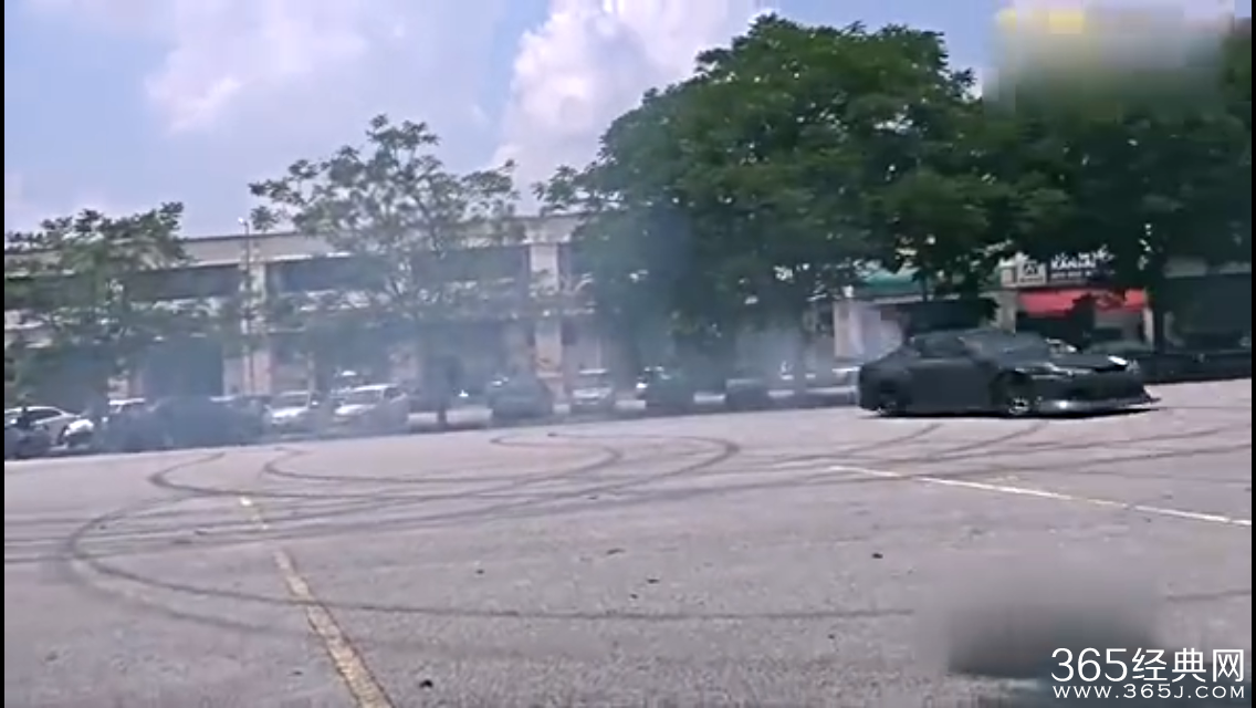 女赛车手扮菜鸟学车