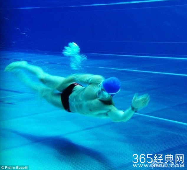 “最帅数学老师” 性感健身模特变身教师组图