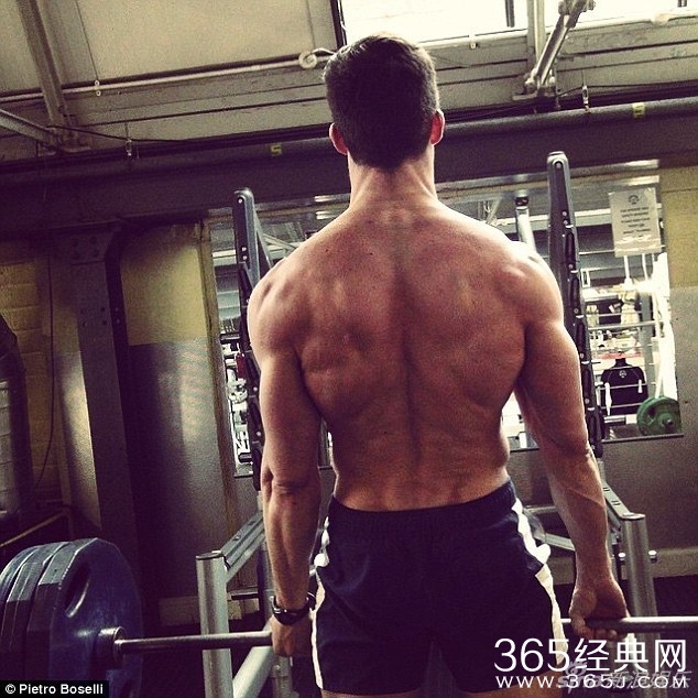 “最帅数学老师” 性感健身模特变身教师组图