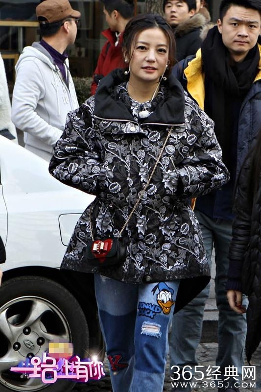 赵薇参加《一路上有你》穿的衣服眼镜运动鞋耳环都是什么牌子的？多少钱？