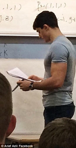 “最帅数学老师” 性感健身模特变身教师组图