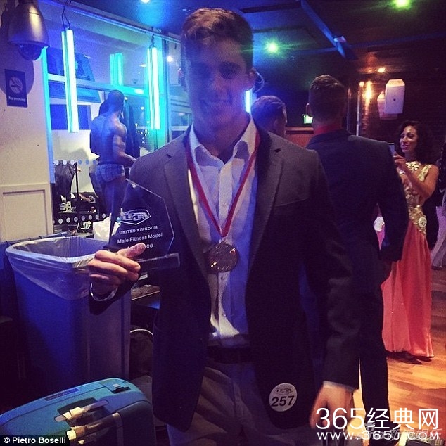 “最帅数学老师” 性感健身模特变身教师组图