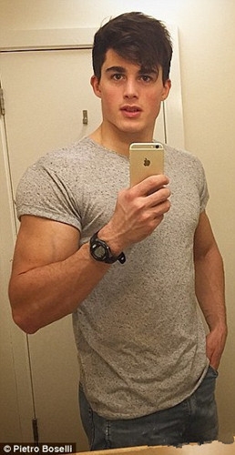 “最帅数学老师” 性感健身模特变身教师组图