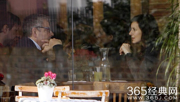 60岁憨豆也谈“父女恋” 牵小28岁女友恩爱逛街组图