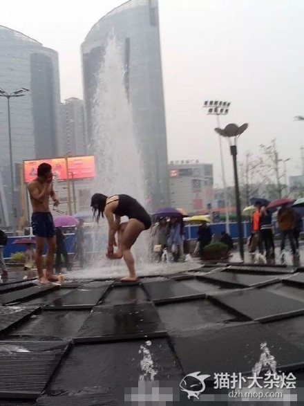 武汉年轻男女竟在闹市喷泉下洗澡 围观市民觉得不雅