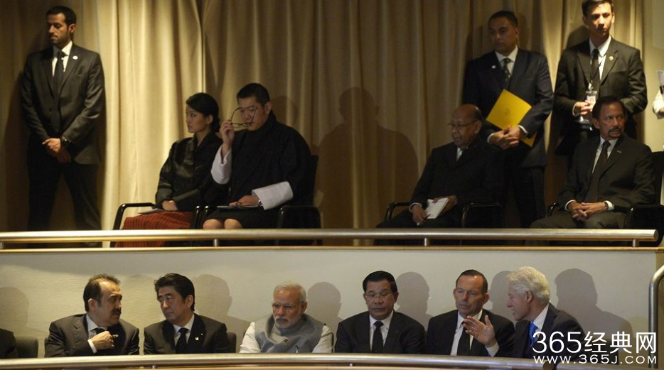 直播李光耀葬礼上安倍睡觉全程引世界热议