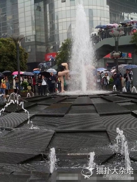 武汉年轻男女竟在闹市喷泉下洗澡 围观市民觉得不雅