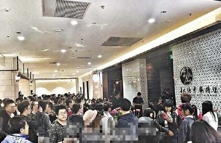 周杰伦内地首家餐厅开业 人气爆棚黄牛卖排位号