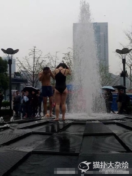 武汉年轻男女竟在闹市喷泉下洗澡 围观市民觉得不雅