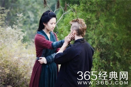 《绝命逃亡》曝海登刘亦菲激吻照 浑然忘我