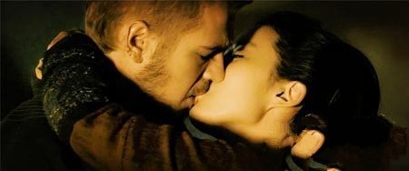 《绝命逃亡》曝海登刘亦菲激吻照 浑然忘我