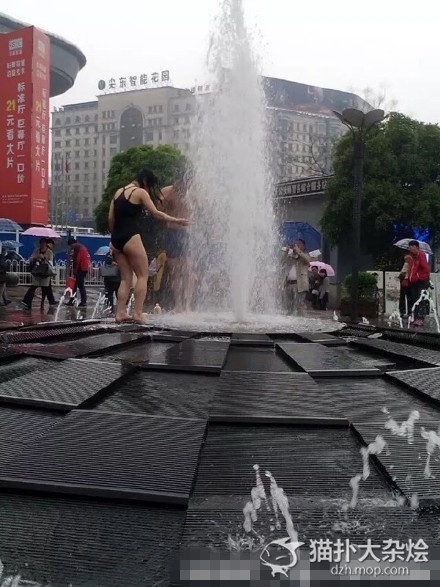 武汉年轻男女竟在闹市喷泉下洗澡 围观市民觉得不雅