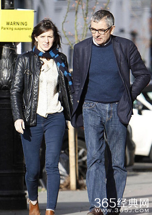 60岁憨豆也谈“父女恋” 牵小28岁女友恩爱逛街组图