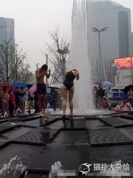 武汉年轻男女竟在闹市喷泉下洗澡 围观市民觉得不雅