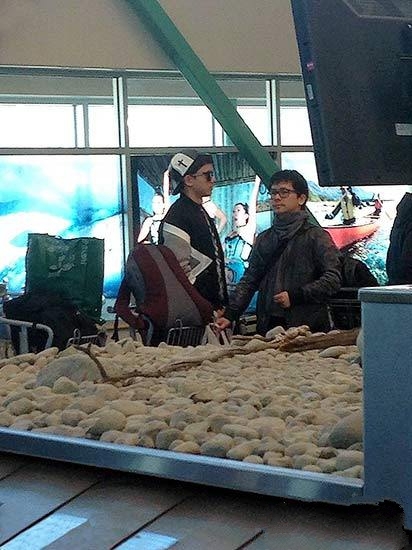 张杰录《世界的尽头》现身加拿大 帮工作人员捡行李