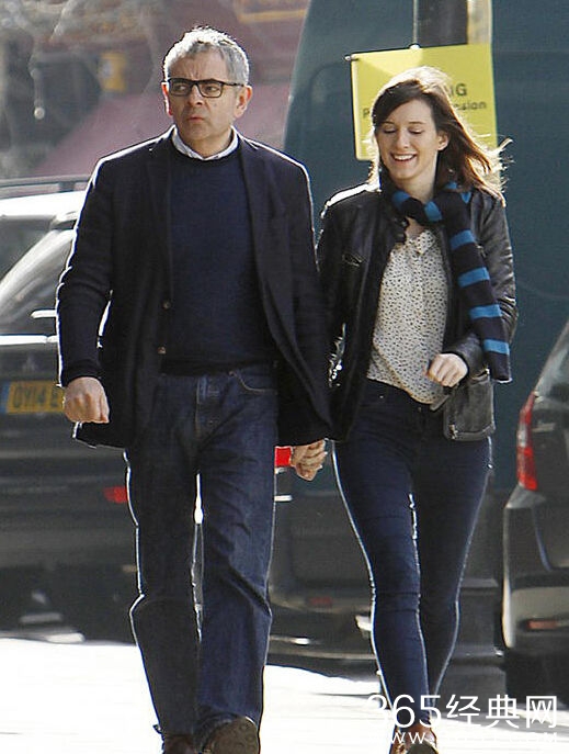 60岁憨豆也谈“父女恋” 牵小28岁女友恩爱逛街组图