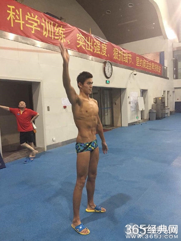 孙杨微博晒腹肌，尺度太大不敢看