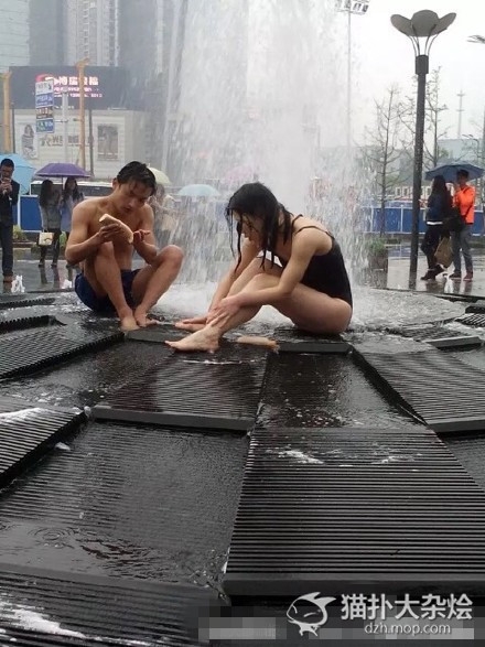 武汉年轻男女竟在闹市喷泉下洗澡 围观市民觉得不雅