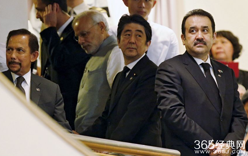 直播李光耀葬礼上安倍睡觉全程引世界热议